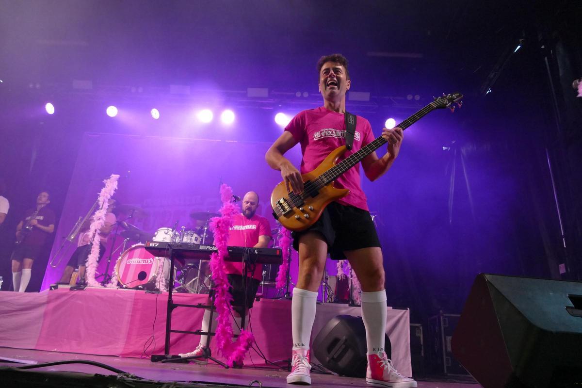 EN IMATGES | La plaça Catalunya de Figueres s'omple de gom a gom amb el concert de l'Orquestra Di-Versiones