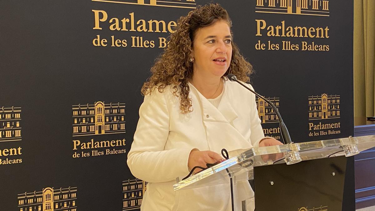 La portavoz del PSIB, Pilar Costa, hoy en el Parlament.