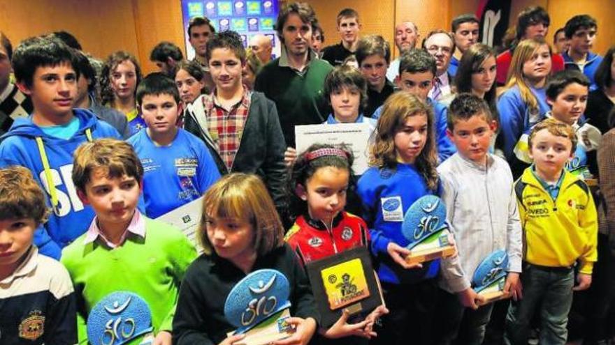 En la imagen de la izquierda Samuel Sánchez, en el centro, con otros premiados en la Gala del ciclismo asturiano, y a la derecha, público asistente. | luisma murias
