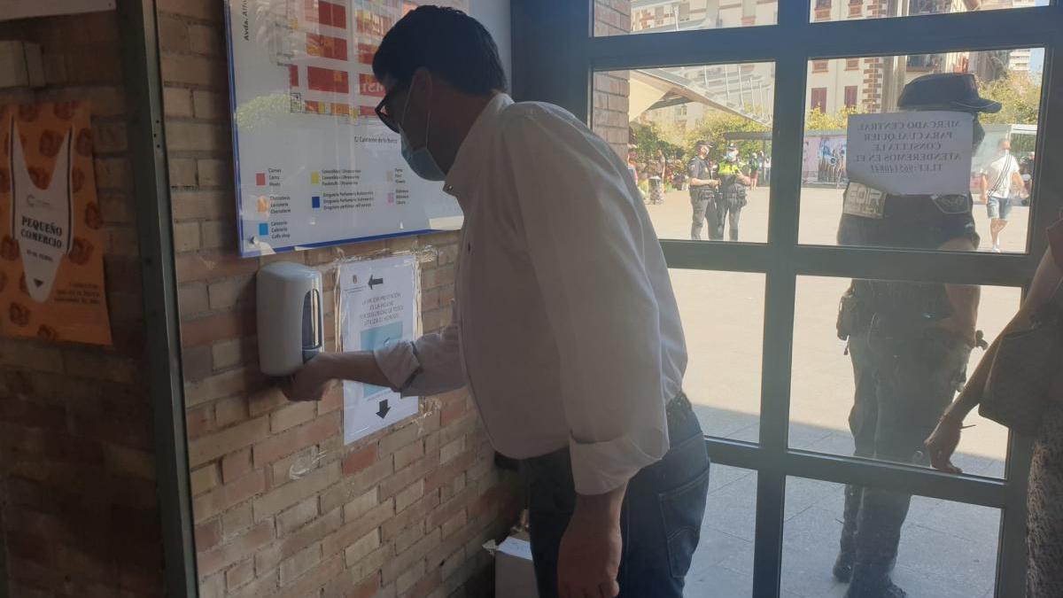 El alcalde de Alicante, Luis Barcala, con un dispensador de gel del Mercado Central.