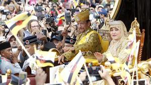  El sultan Hassanal Bolkiah saluda a sus ciudadanos acompanado por su primera esposa, Pengiran Anak Saleha.