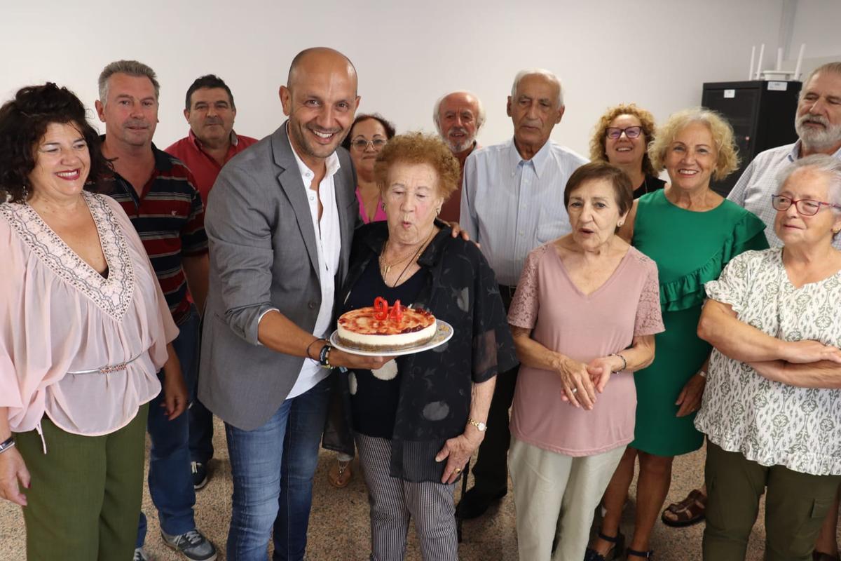 Amparo sopra as velas no seu cumpleanos: a actriz galega máis lonxeva!