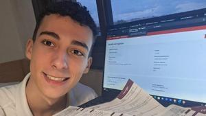 David Pujol, estudiante de matematicas de la Universidad Autónoma de Barcelona, con sus hojas de reclamación a Rodalies.