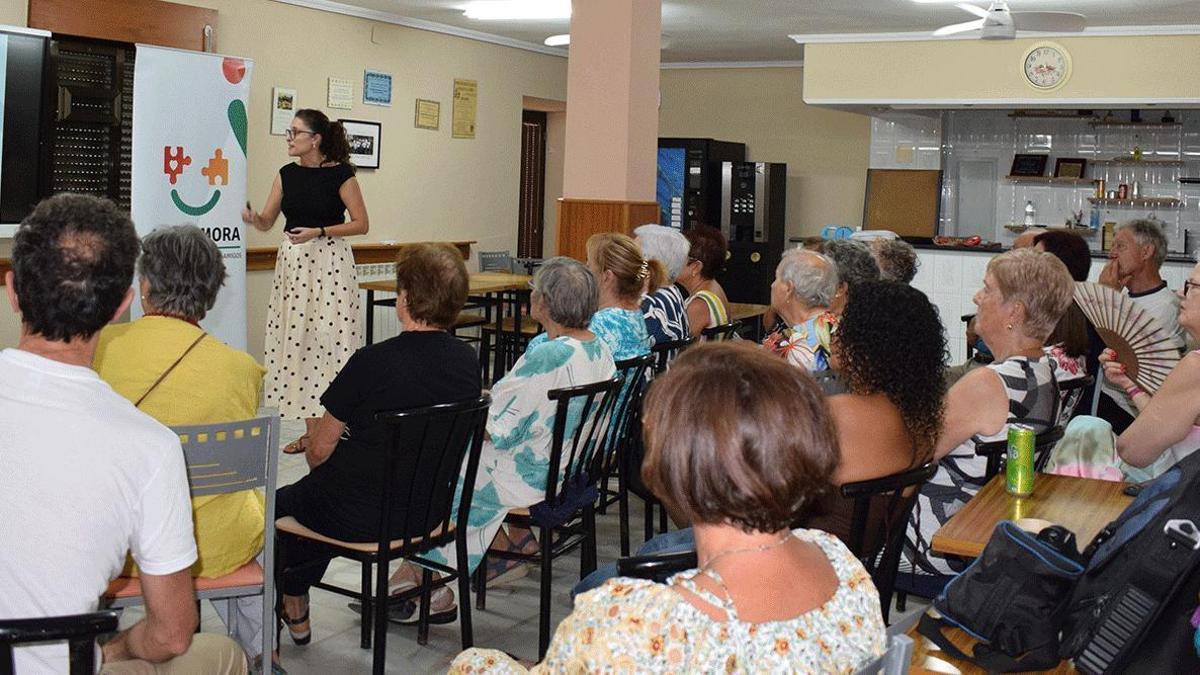 Vecinos de El pego asisten a la charla impartida por Laura Manteca, psicóloga de AFA.