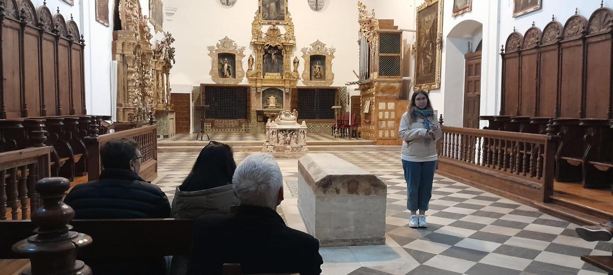Ana María de la Iglesia cuenta la historia en femenino del Sancti Spiritus y, tras ella, el sepulcro de Beatriz de Portugal.