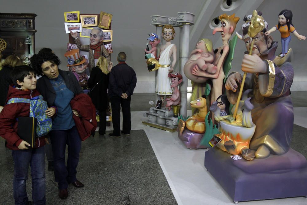 Gran ambiente en la Exposición del Ninot