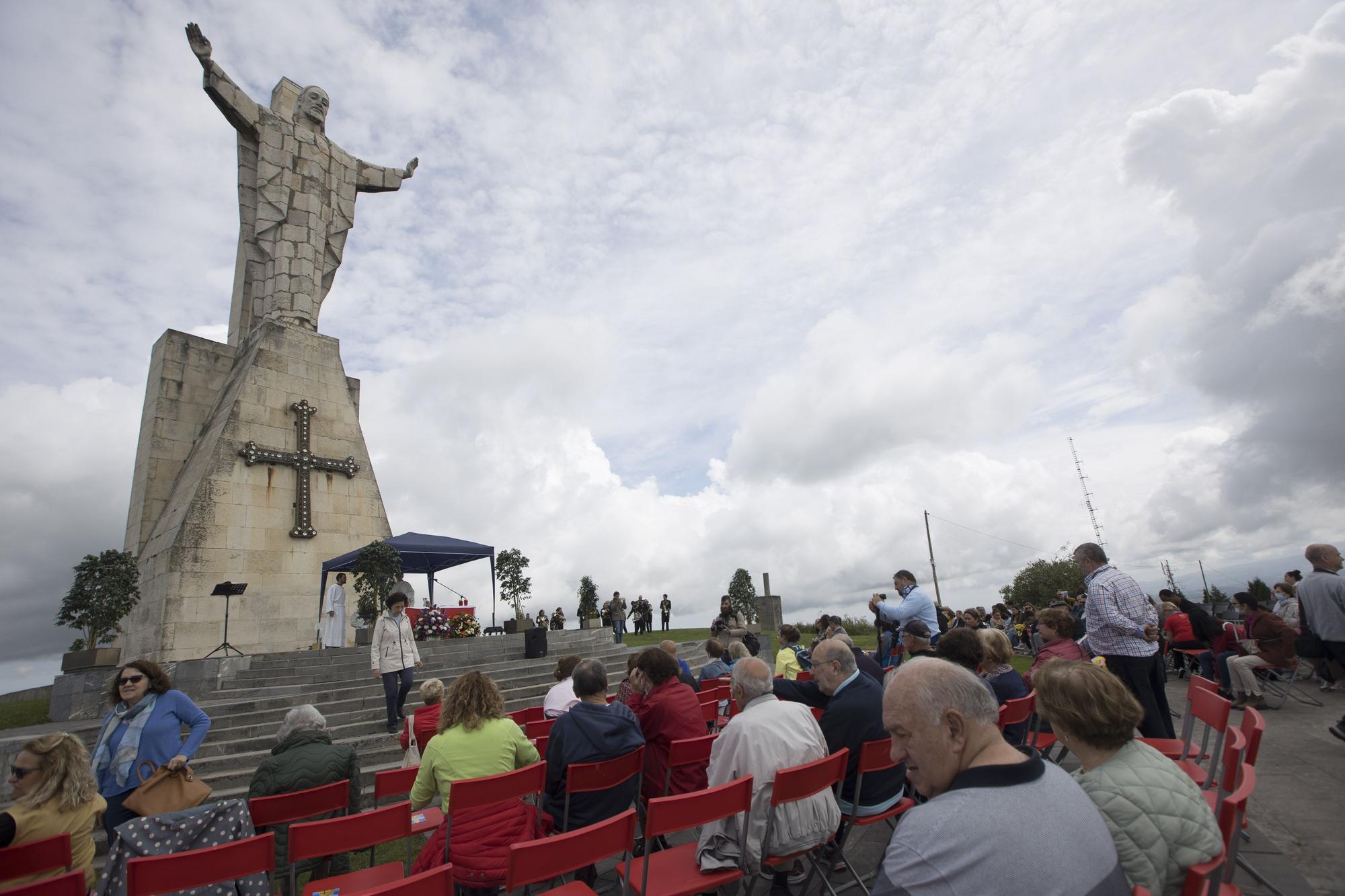 EN IMÁGENES: Jira al Sagrado Corazón en la cima del Naranco