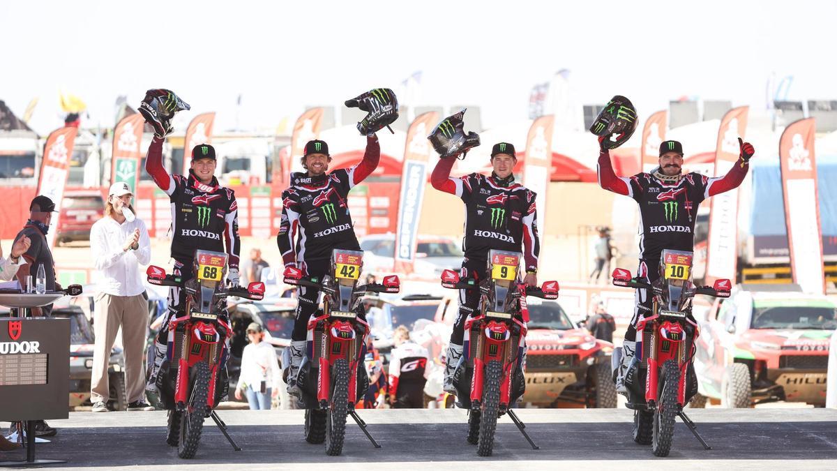 el valenciano Tosha , el primero por la izquierda, con su equipo Monster Energy Honda HRC.