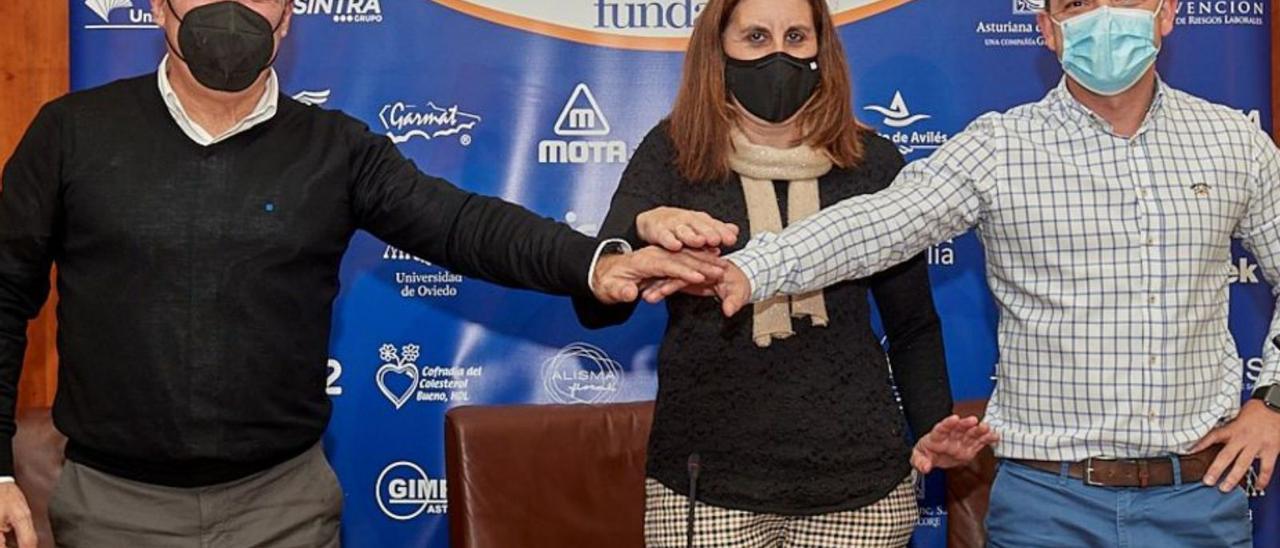 Por la izquierda, Carlos Vigil, presidente de la Asociación de Donantes, la concejala Nuria Delmiro y Felipe Blanco.