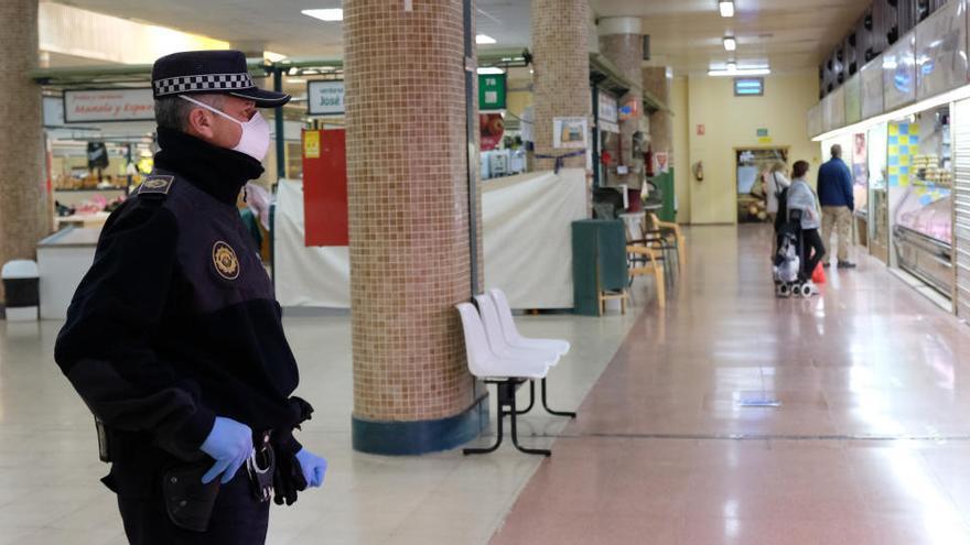 Un agente de la Policía Local vigilando el mercado central