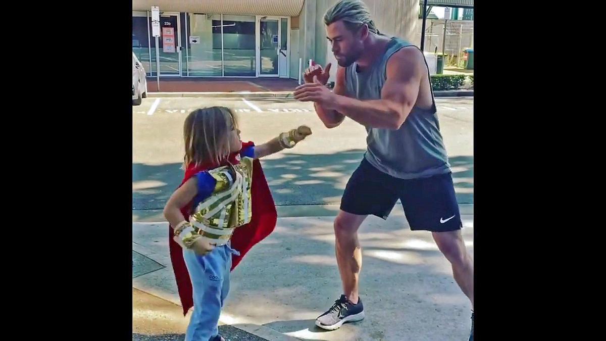 Chris Hemsworth ensaya unos golpes de boxeo con uno de sus hijos.