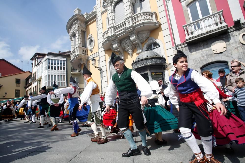 Pregón y desfile de carrozas en las fiestas del Bollo en Avilés