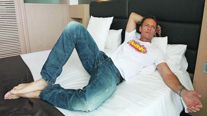 Rocco Siffredi posa en la habitación del hotel en Ibiza. / vicent marí