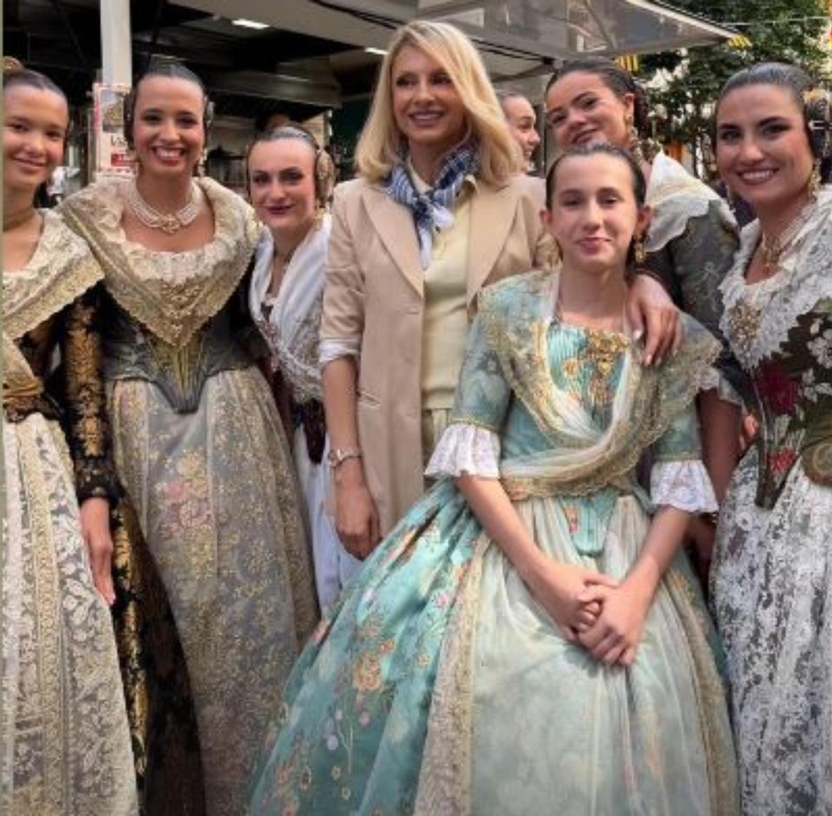 Falleras de Almirante, con la "presidenta de la Generalitat"