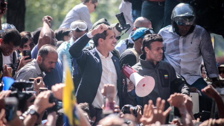 Guaidó junto a Leopoldo López arengando a sus seguidores.