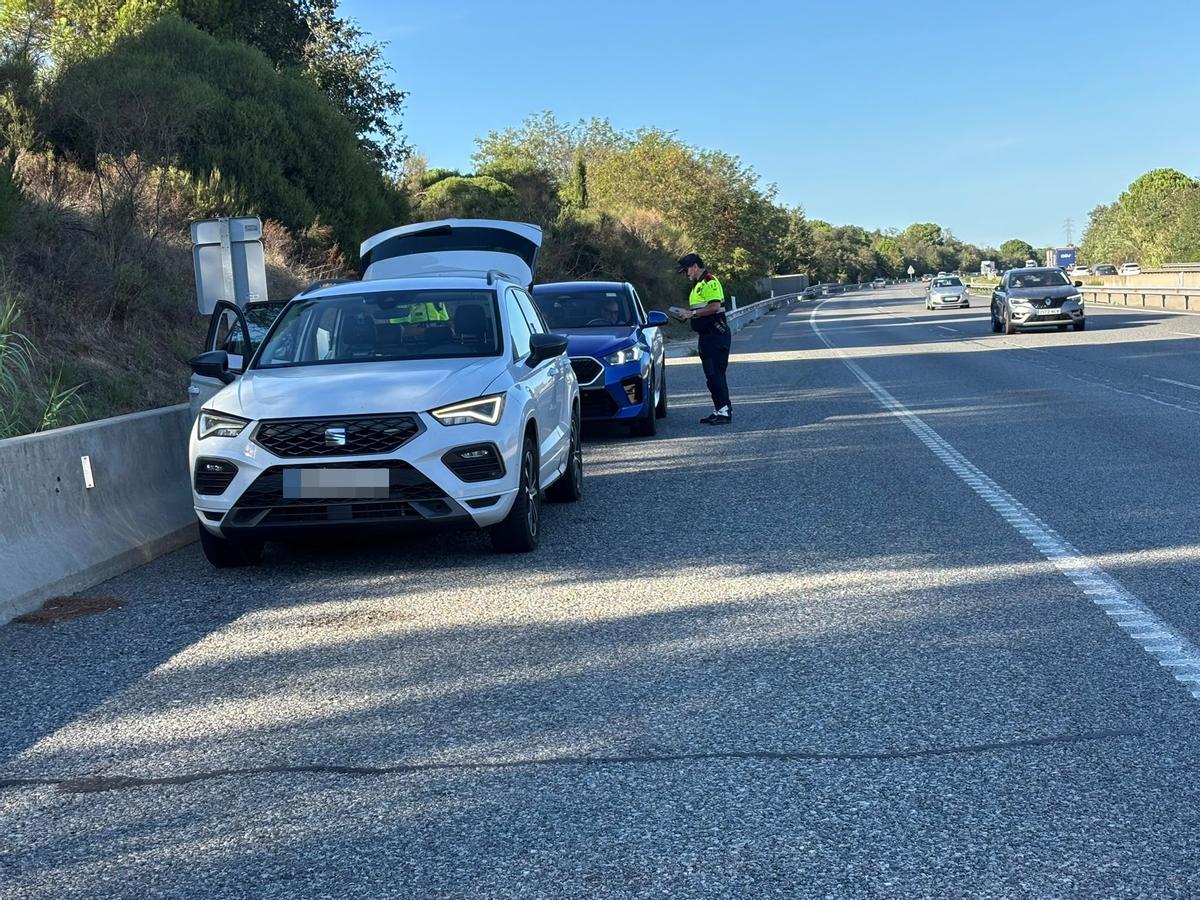 Els Mossos aturant un vehicle en el marc dels controls contra les distraccions a les carreteres gironines.