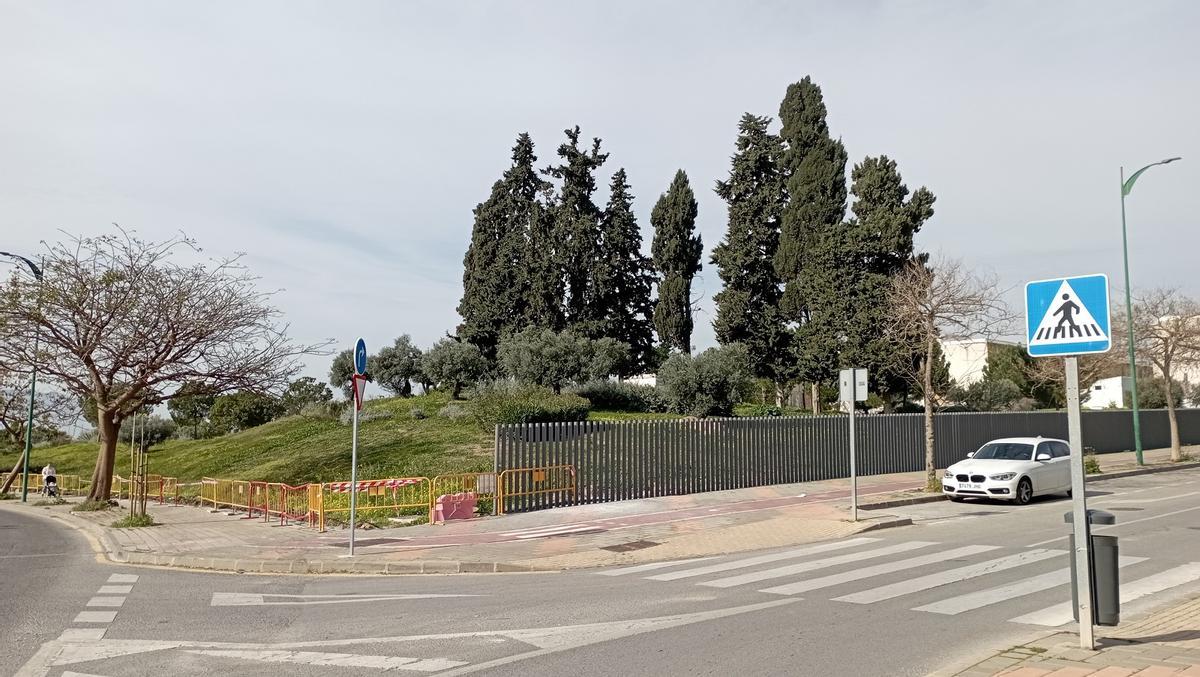 Instalación de una verja en el parque de Soliva.