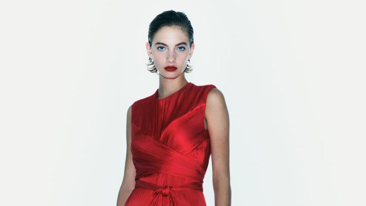 Vestido de invitada rojo satinado de Zara