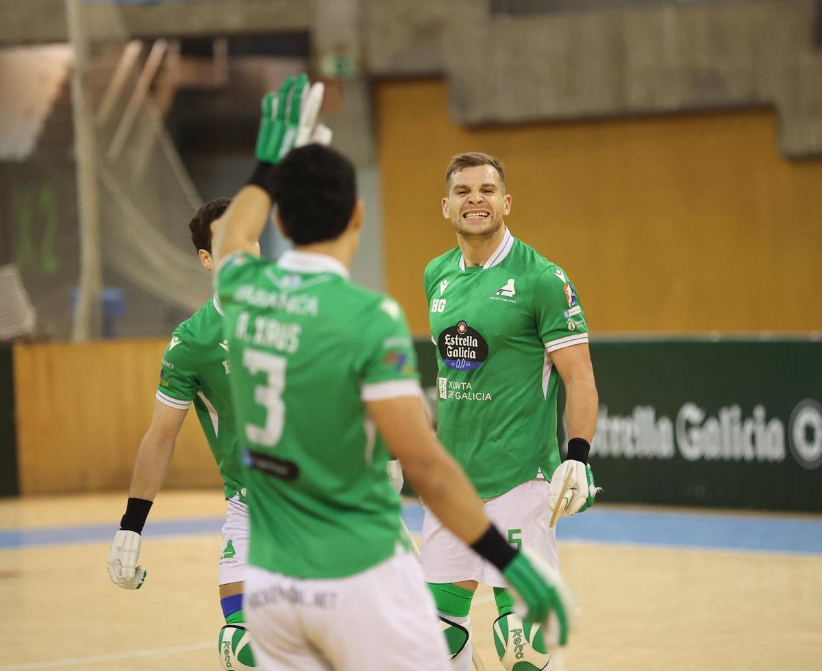 César Carballeira y Arnau Xaus celebran un gol del Liceo con Nuno Paiva de fondo.