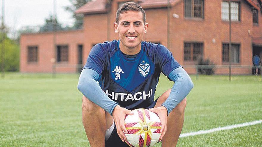 Braian Cufré posa con la equipación de entrenamiento de Vélez Sarsfield.