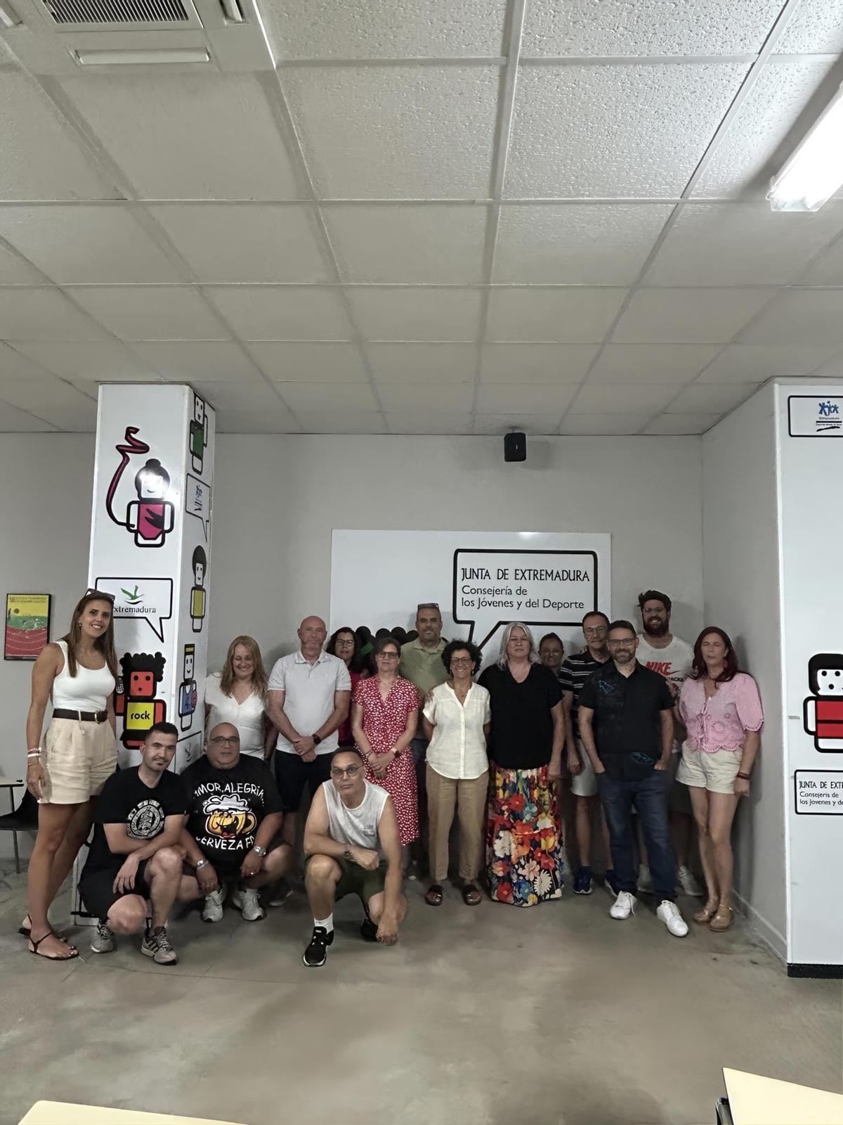 Foto de familia de las nuevas y viejas directivas de Al-Qázeres y ADC.