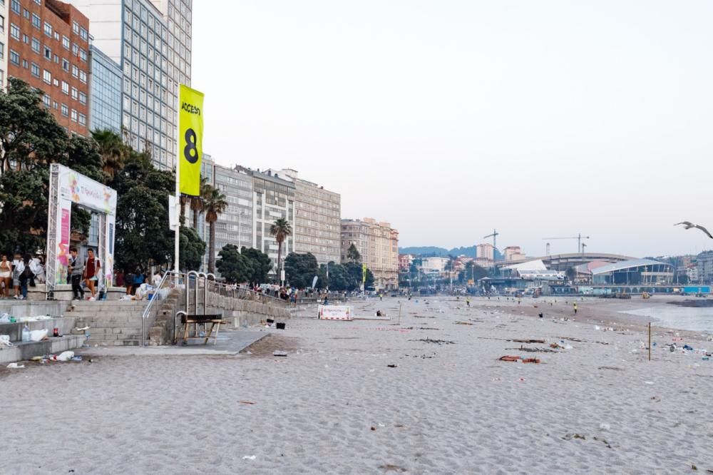 Así amaneció la playa de Riazor