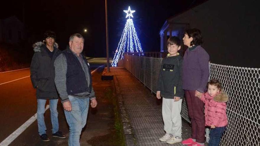 Un grupo de vecinos recorrió ayer Cardecide para ver el decorado navideño. // Noé Parga