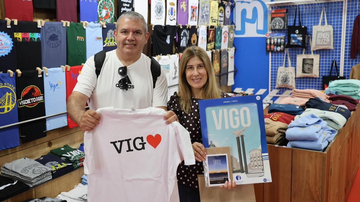 Turistas texanos con sus recuerdos de Vigo.