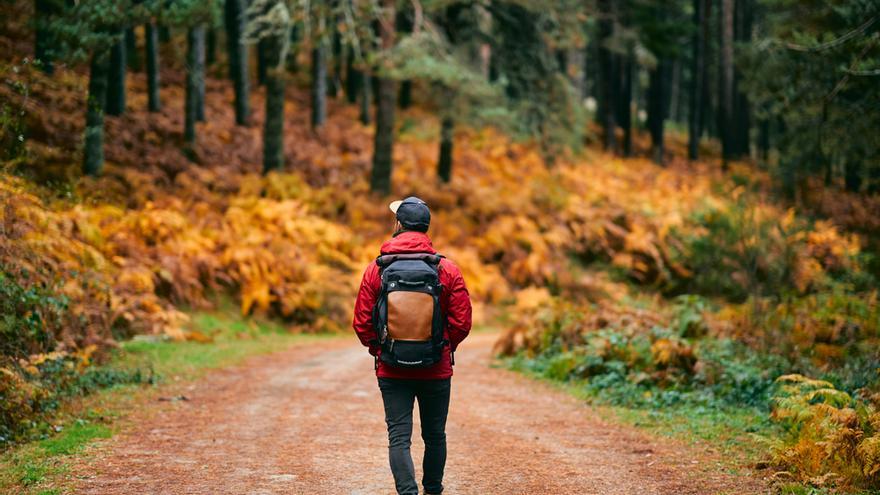 Las montañas se convierten en otoño en escenarios de cuento por los que caminar.