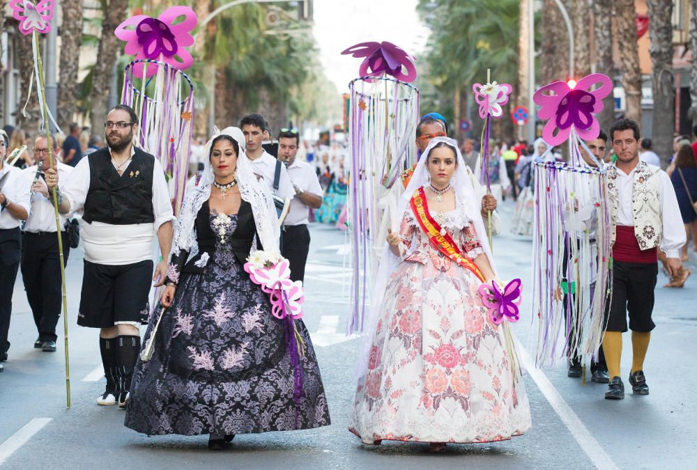 Ofrenda de flores como antesala del fuego en San Vicente del Raspeig.