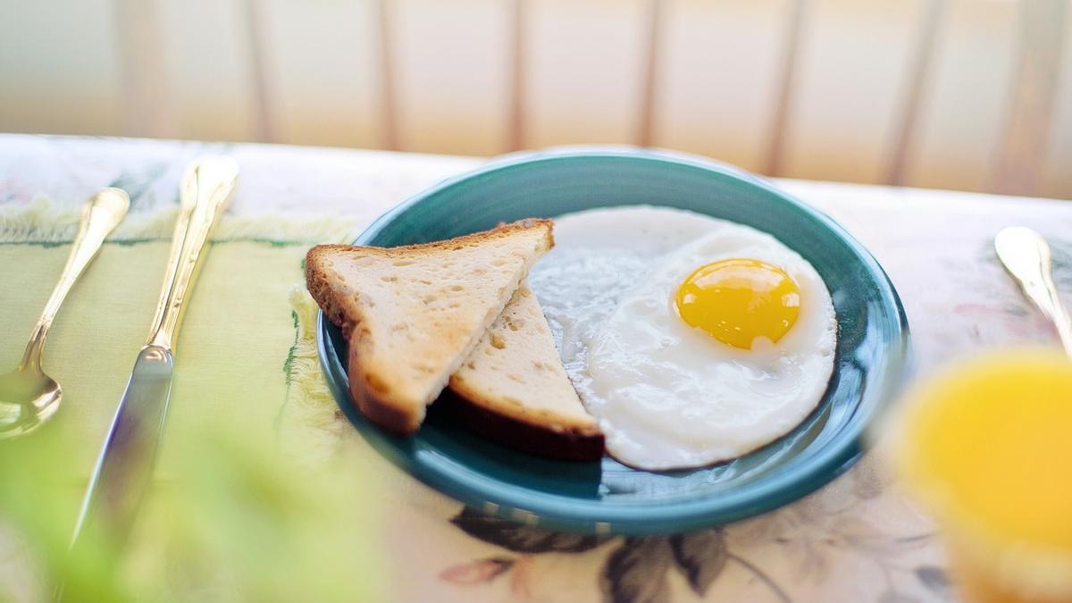 Un huevo frito con tostadas da lugar a un rico desayuno
