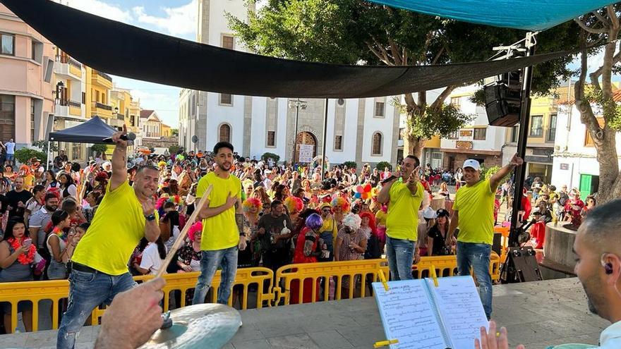 Centenares de mascaritas celebran el Carnaval de Día y el Crepúsculo del Carnaval de La Aldea de San Nicolás