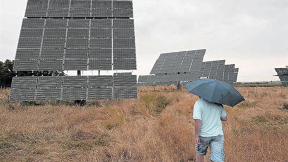 Un propietario de paneles solares en Linyola se acerca a revisar la instalación.