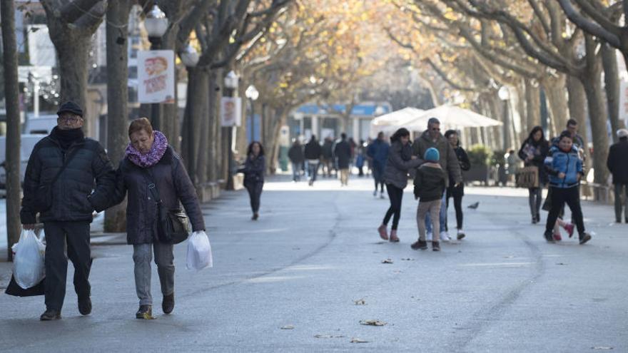 Imatge de gent caminant pel passeig de Pere III de Manresa