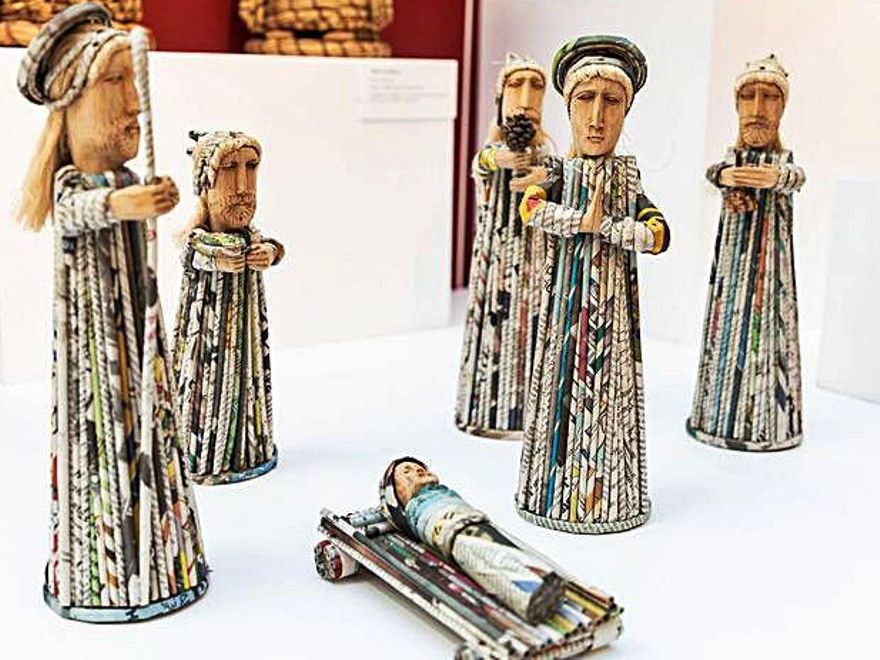 Desde Filipinas, con figuras realizadas con papel de periódico enrollado por socias de una asociación de mujeres maltratadas.
