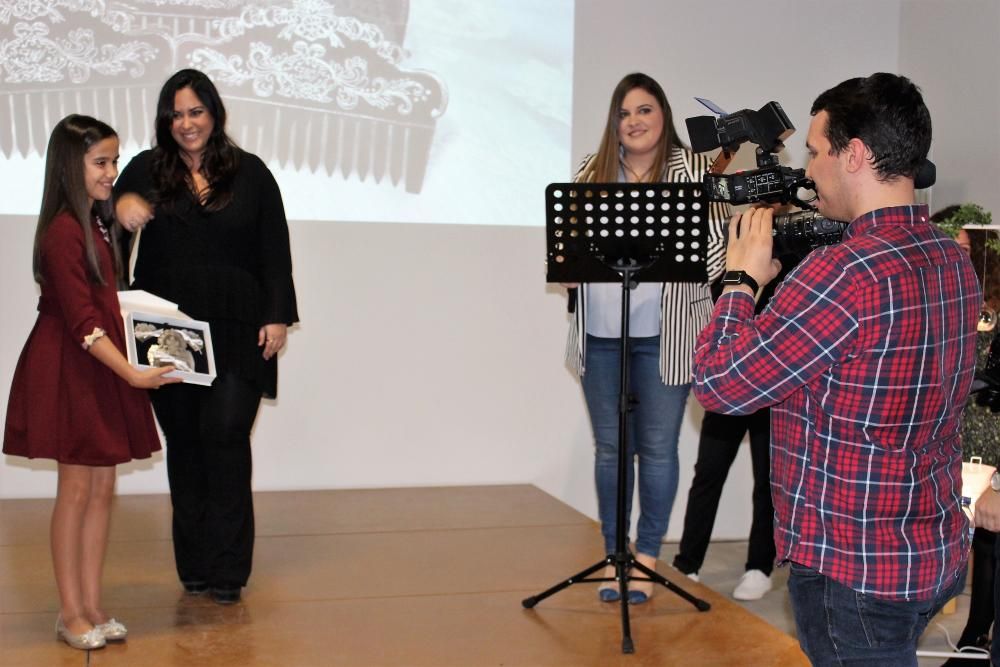 Entrega de las peinetas del "segundo traje" de las falleras mayores y cortes 2019