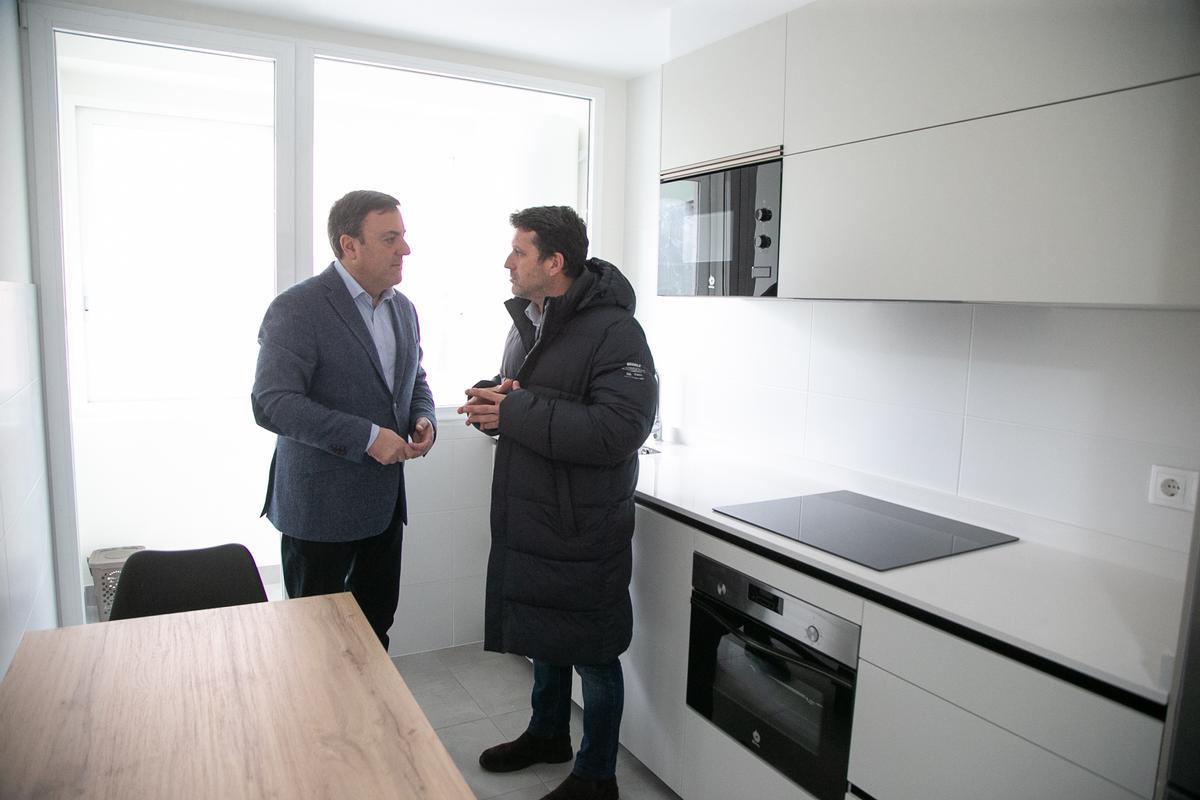 Valentín González, esquerda, e José Ramón Romero, na vivenda que se destinará a emerxencia social.