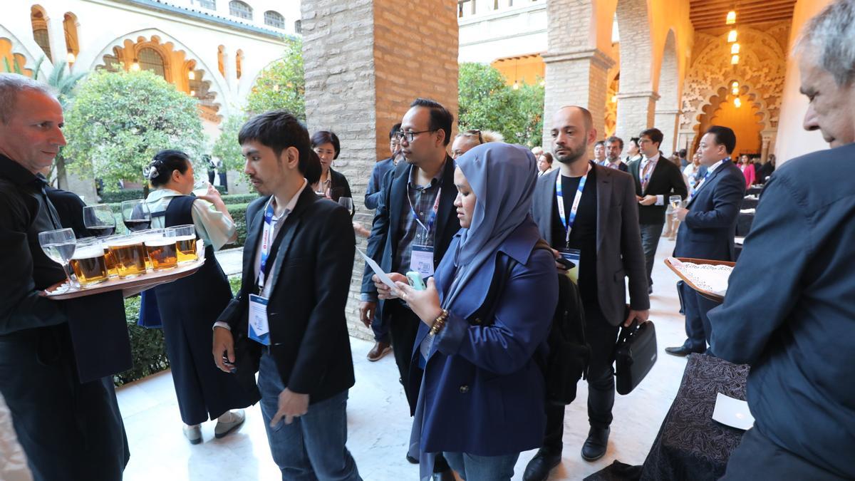 Los asistentes al congreso han disfrutado de unas tapas con vino en el palacio de la Aljafería.