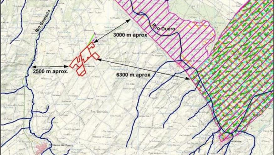 Imagen extraída de la evaluación de impacto ambiental. En rojo, la planta fotovoltaica. En morado, las líneas de evacuación. En azul, los cauces de agua. En verde, zonas protegidas por Red Natura y Reserva Natural | RIC Energy