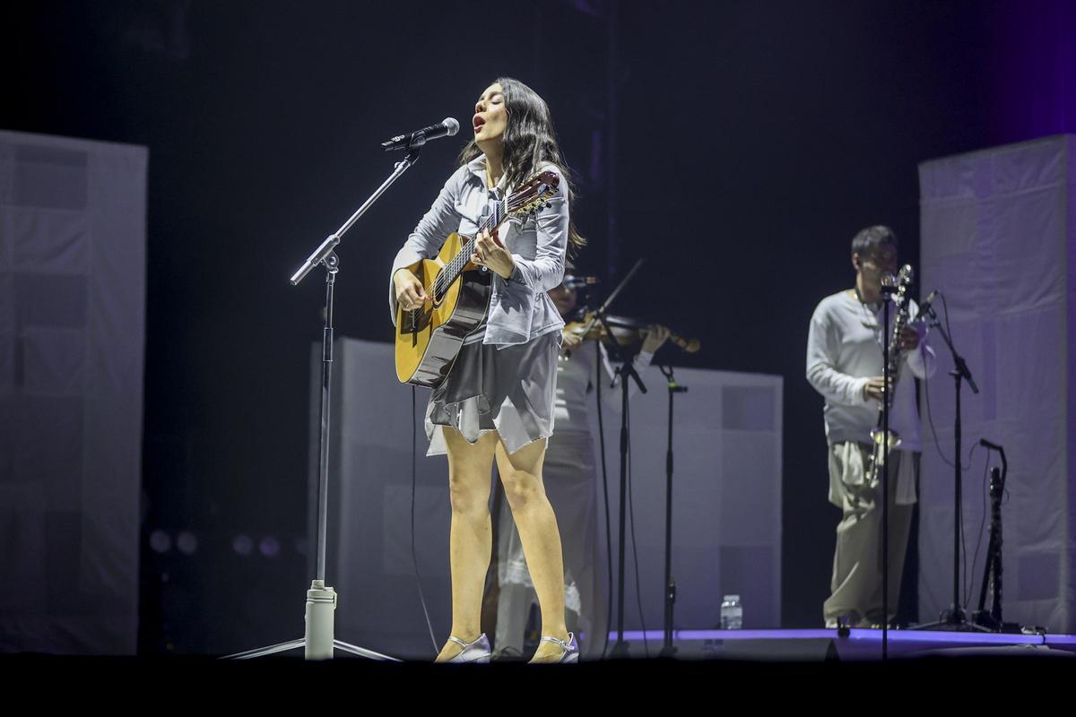 La cantante y compositora Valeria Castro durante el concierto que ha ofrecido hoy viernes en el Movistar Arena de Madrid.