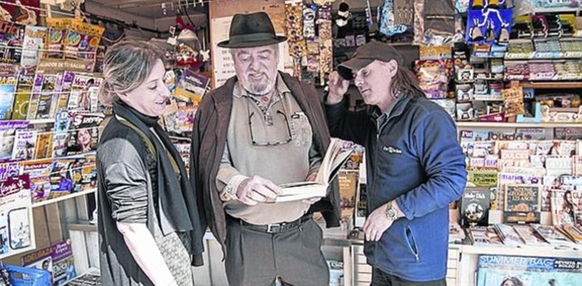Passeig de Valldaura Fidel lector de la premsa diàriaDAVANT EL MERCAT DE LA GUINEUETA, ’LA VEU’ DE MORGAN FREEMAN DEMANA EL SEU DIARI CADA MATÍ, AL QUIOSC QUE REGENTEN EN DANI I LA MAITE Passeig de Valldaura Fidel lector de la premsa diàriaDAVANT EL MERCAT DE LA GUINEUETA, ’LA VEU’ DE MORGAN FREEMAN DEMANA EL SEU DIARI CADA MATÍ, AL QUIOSC QUE REGENTEN EN DANI I LA MAITE