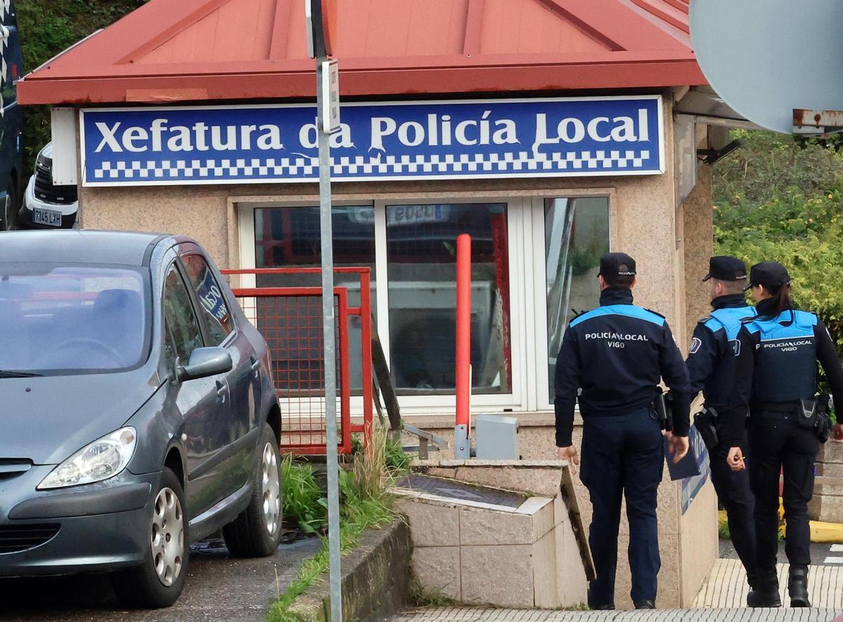 Agentes de la Policía Local de Vigo en una imagen de archivo ante la Jefatura en el Paseo de Granada