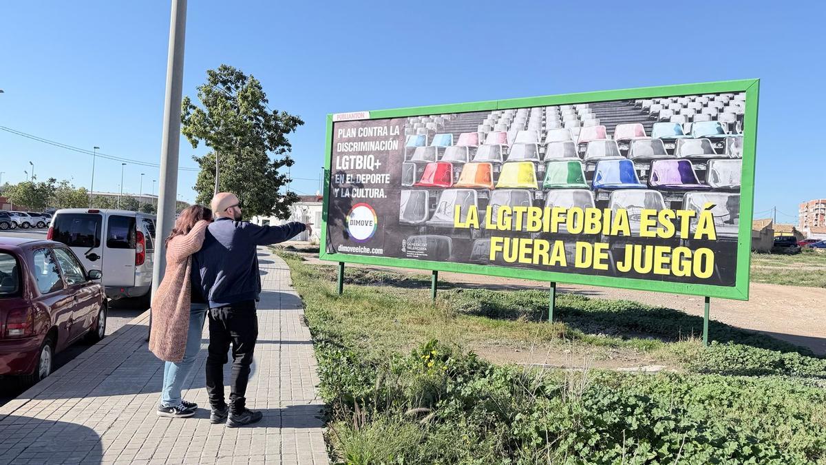 Una de las vallas publicitarias con la que Dimove quiere sensibilizar contra la LGTBIfobia en Elche