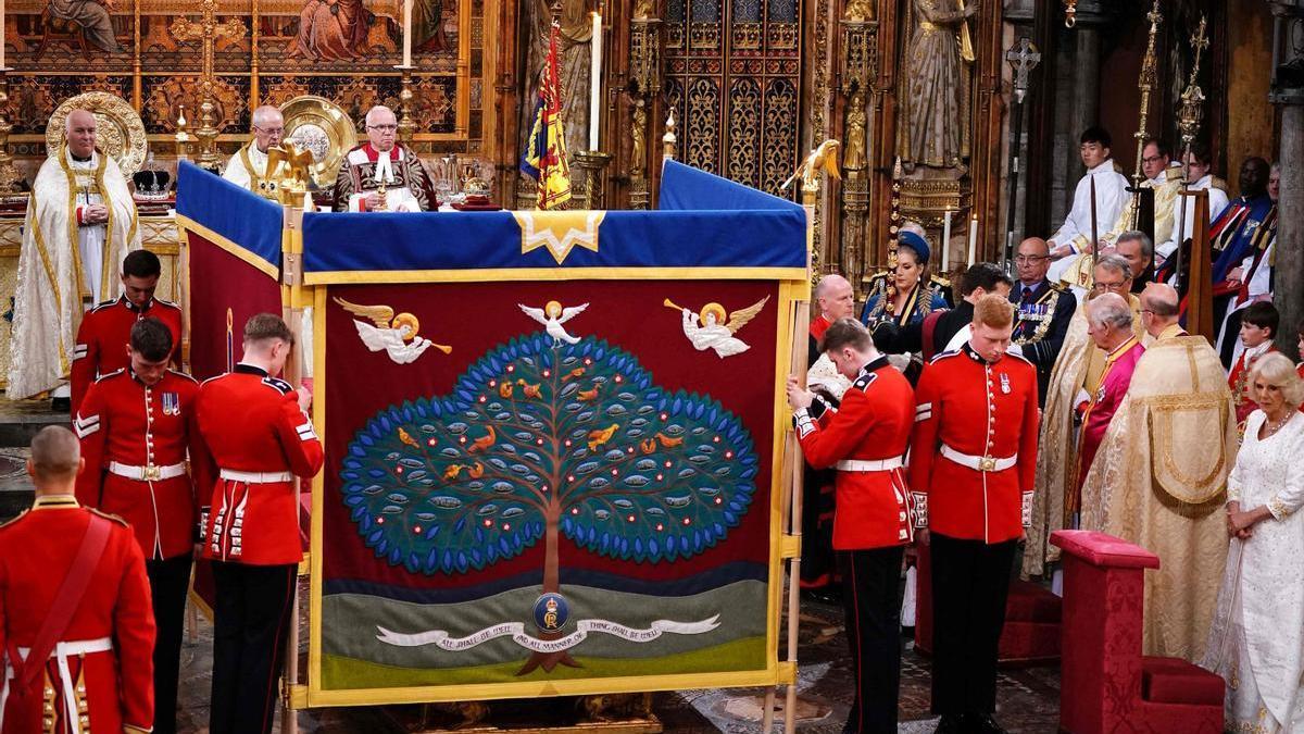 Se erige una pantalla de unción para el Rey Carlos III de Gran Bretaña durante la Ceremonia de Coronación dentro de la Abadía de Westminster.