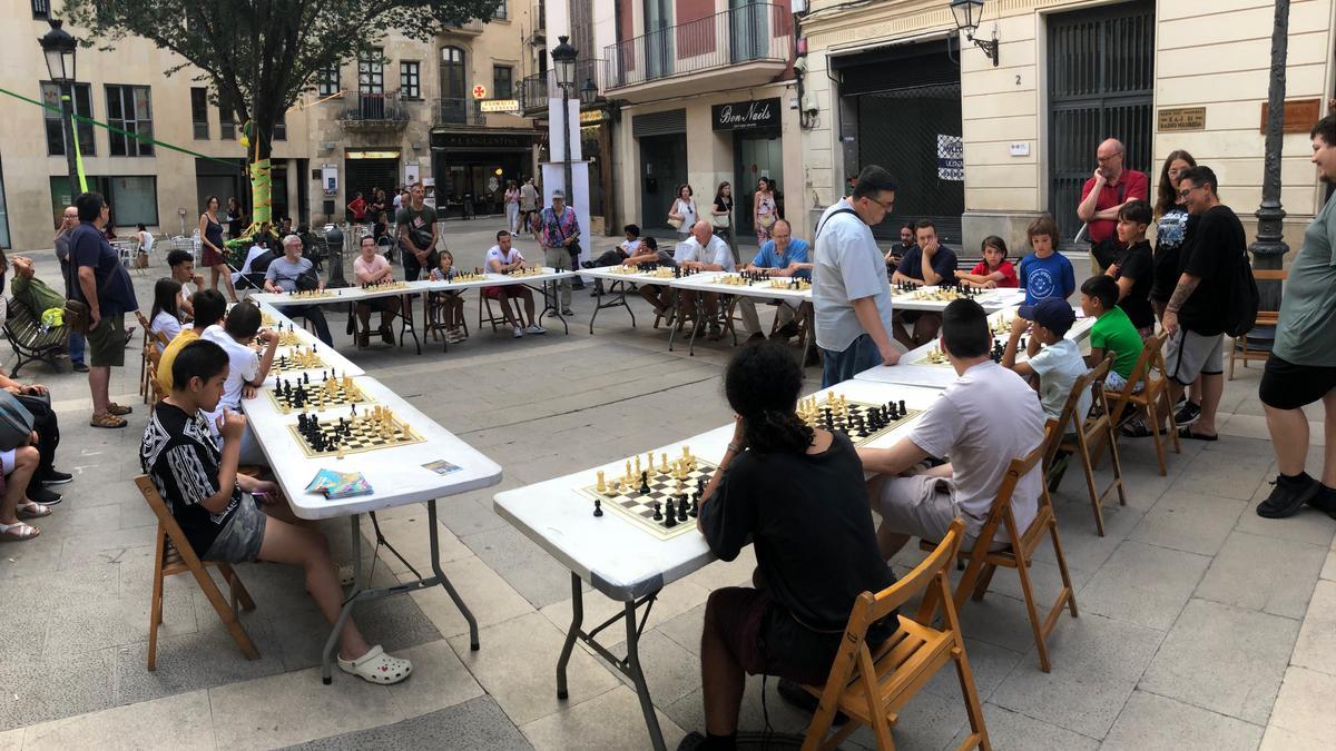 Mellado observa un dels taulers de les simultànies a la plana de l'Om