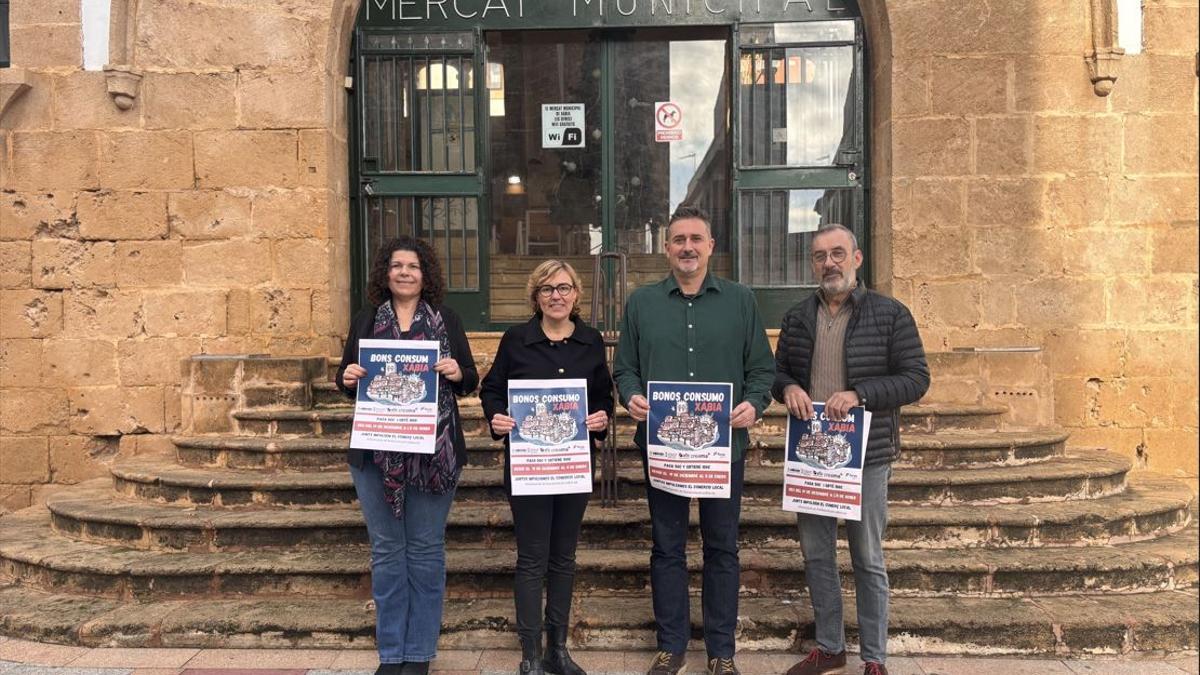 Los concejales de Hacienda y Comercio, la alcaldesa y el técnico de Comercio