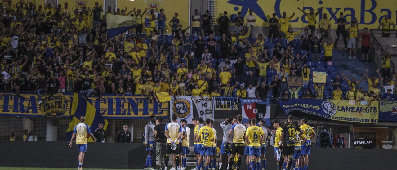 La afición de la Naciente anima a los jugadores tras la derrota frente al Burgos.