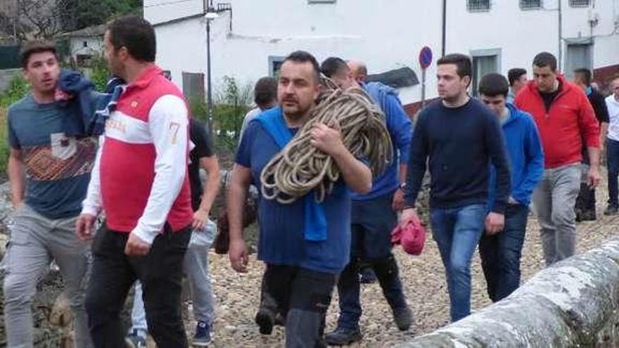 Los mozos de Cangas del Narcea a su salida a por el &quot;Arbolón&quot;.