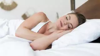 El truco definitivo para quitar el sudor y las manchas amarillas de tu almohada