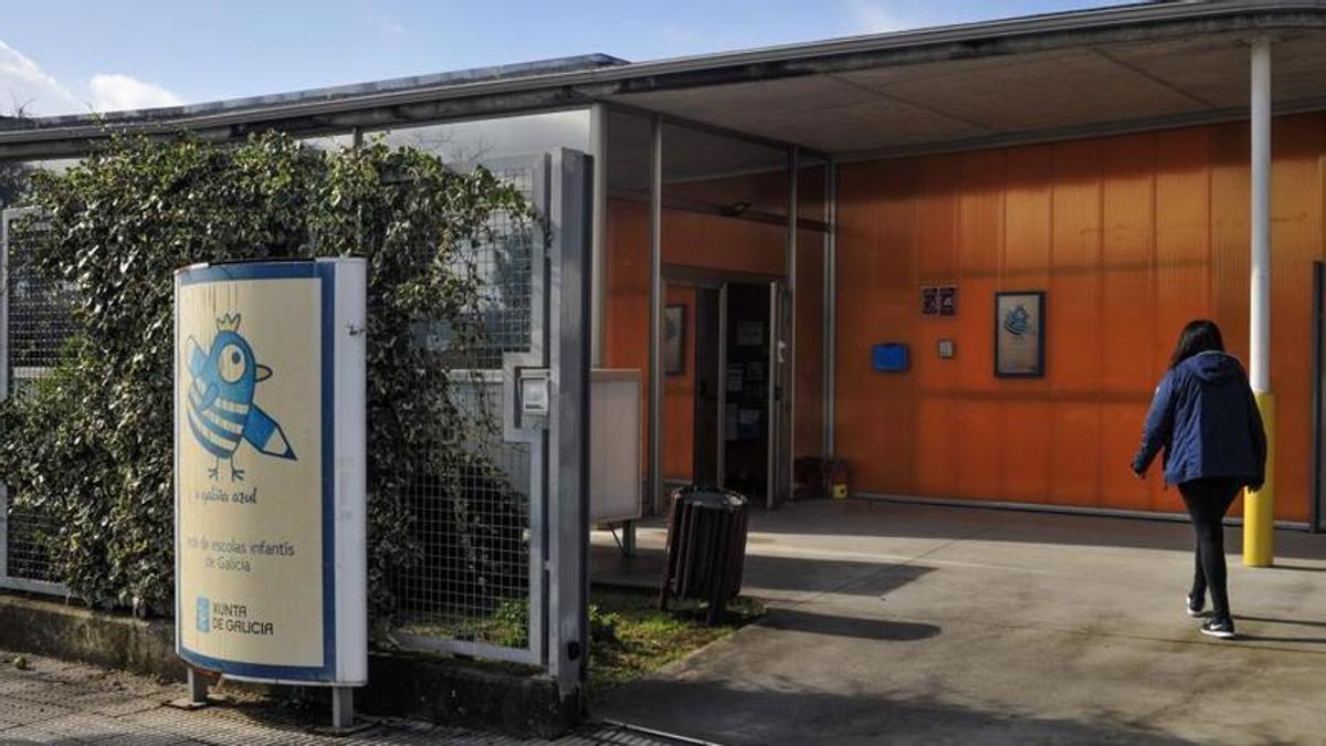 Entrada de la escuela infantil de Carril.